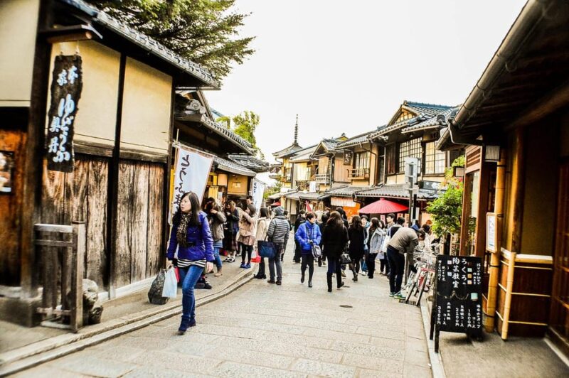 Kyoto: Higashiyama Highlights and Hidden Gems Walking Tour - Ninenzaka: Strolling Through Kyotos Past