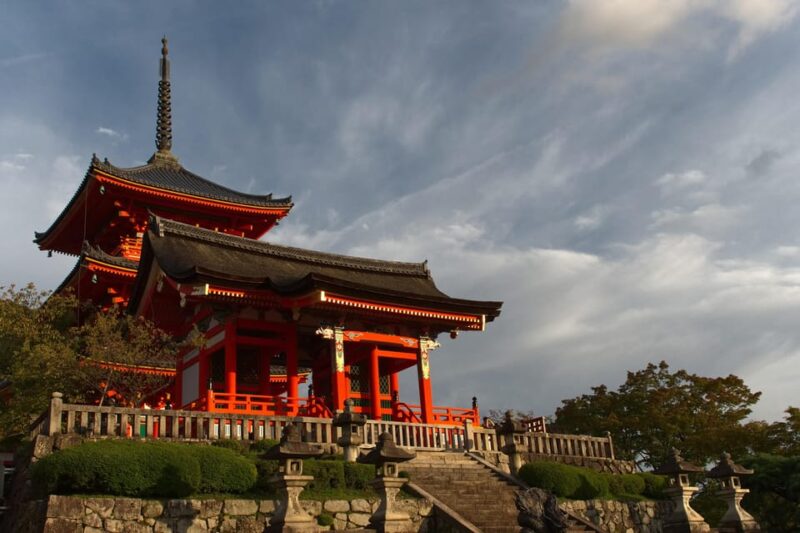 Kyoto: Kiyomizudera, Higashiyama and Yasaka Discovery Tour - Kiyomizudera Temple Exploration