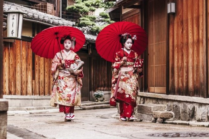 Kyoto Luxury Sake, Whisky and Cocktail Tour - Dinner and Local Snacks