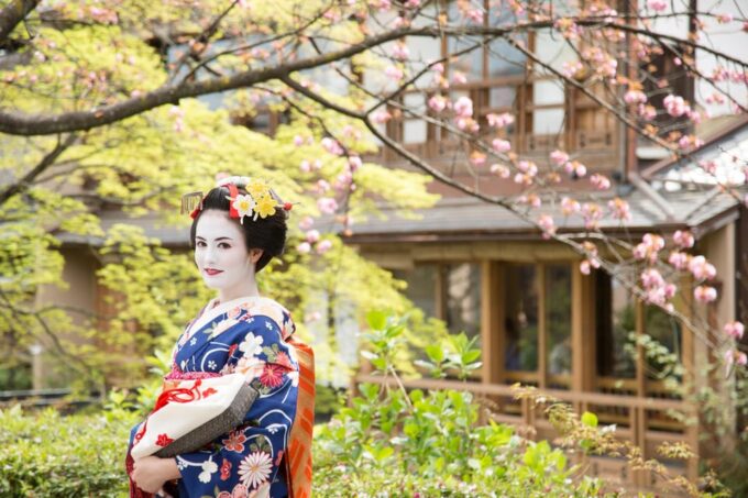 Kyoto: Maiko Makeover and Photoshoot Experience (Women Only) - Age and Health Restrictions