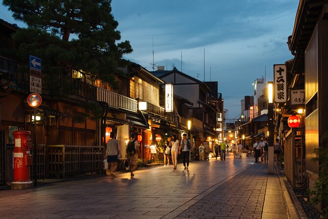 Kyoto Night Walking Tour With a Licensed Local Guide - Discovering the Charm of Higashiyama Ward