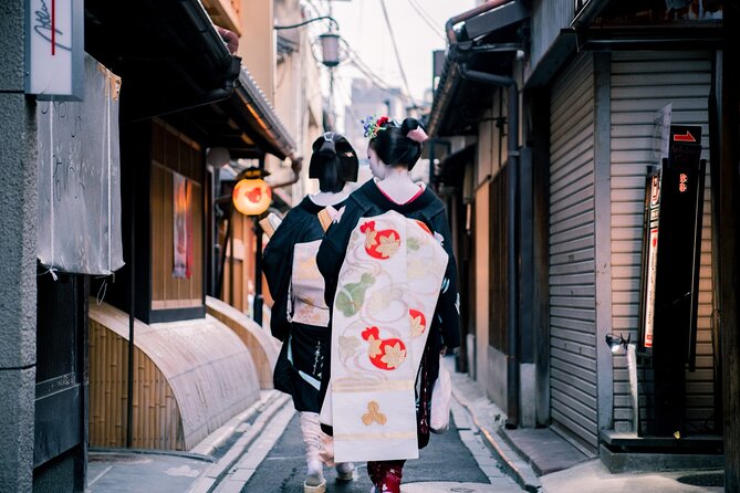 Kyoto Night Walking Tour With a Licensed Local Guide - Strolling Through Historic Neighborhoods