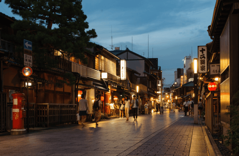 Kyoto: Night Walking Tour With a Local Licensed Guide - Experience Highlights