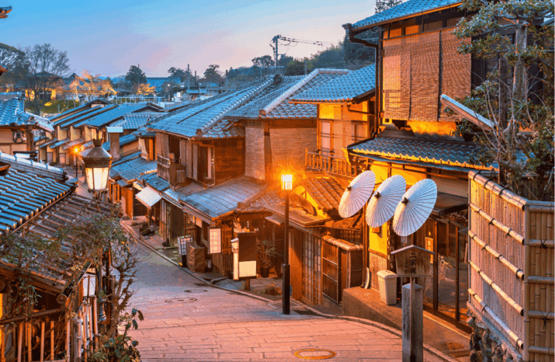 Kyoto: Night Walking Tour With a Local Licensed Guide - Importance of a Local Licensed Guide