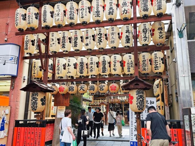 Kyoto: Nishiki Market and Depachika Food Tour With a Local - Experiencing a Cozy Small Group