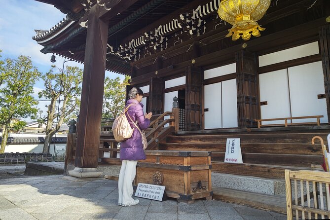 Kyoto Walking Tour: Buddhism, Art and Gardens - Discovering the Chishakuin Temple