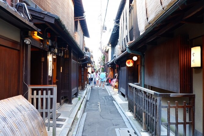 Kyotos Recommended Ramen Tour & Nishiki Market Tour - Discover the Vibrant Nishiki Market