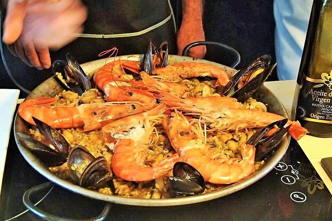 La Boqueria Market and Paella Cooking Class in Barcelona - Exploring La Boqueria Market