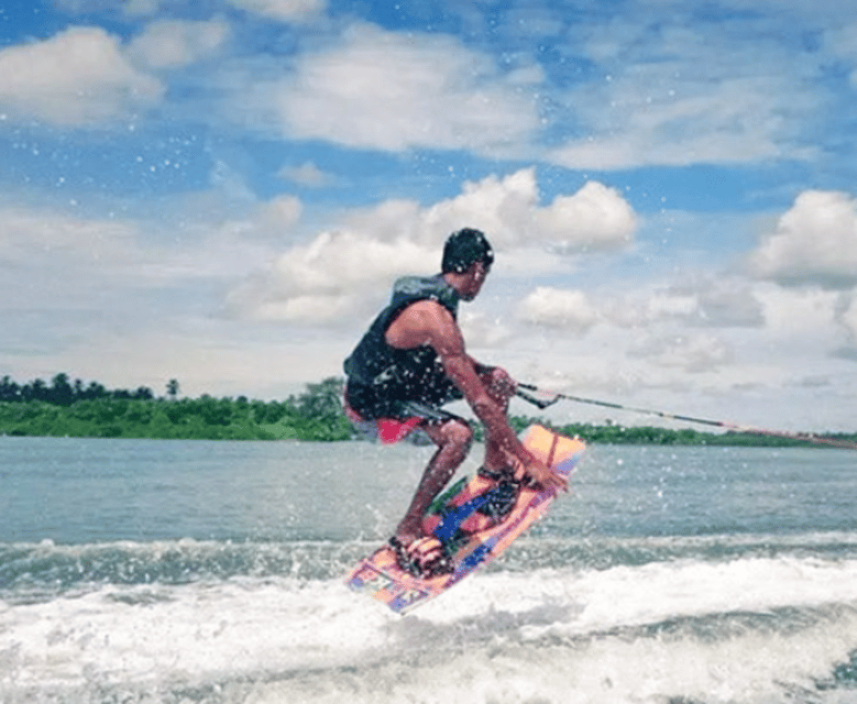 La Paz: Water Skiing Experience - Stunning Surroundings and Views