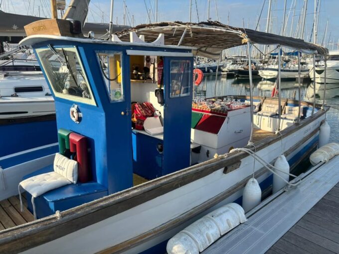 La Rochelle - 2-Hour Chilled Cruise for Friends - Boat and Capacity Details