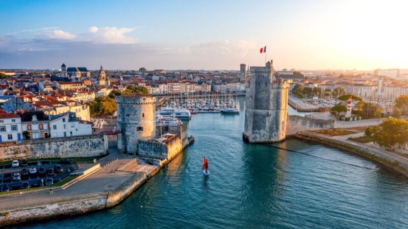 La Rochelle: Discovery Stroll and Reading Walking Tour - Charming Cobblestone Streets