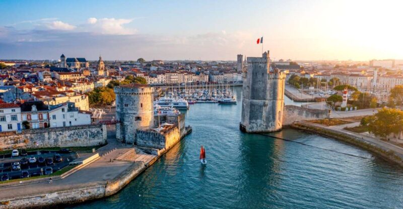 La Rochelle: Discovery Stroll and Reading Walking Tour - Centuries-Old Landmarks