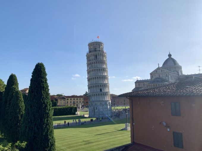 La Spezia: Full-Day Pisa and Lucca Excursion - Transportation and Tour Leadership