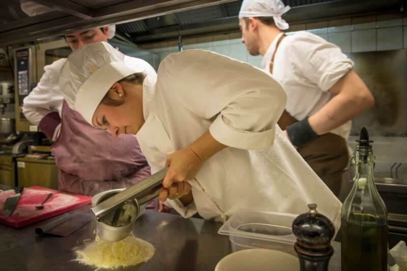 La Spezia: Market Visit and Seafood Cooking Class With Lunch - Local Market Exploration