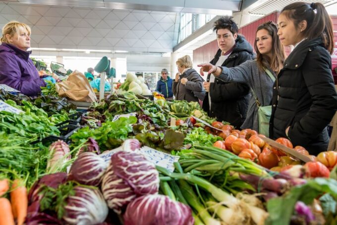 La Spezia: Market Visit and Seafood Cooking Class With Lunch - Participant Eligibility and Attire