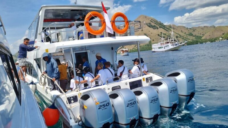 LABUAN BAJO EXCURSIONS : DAY SEA TOUR - Location and Significance