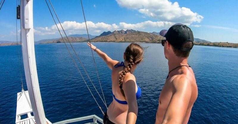 Labuan Bajo: Swim and Snorkel Komodo Island Trip With Lunch - Itinerary Highlights