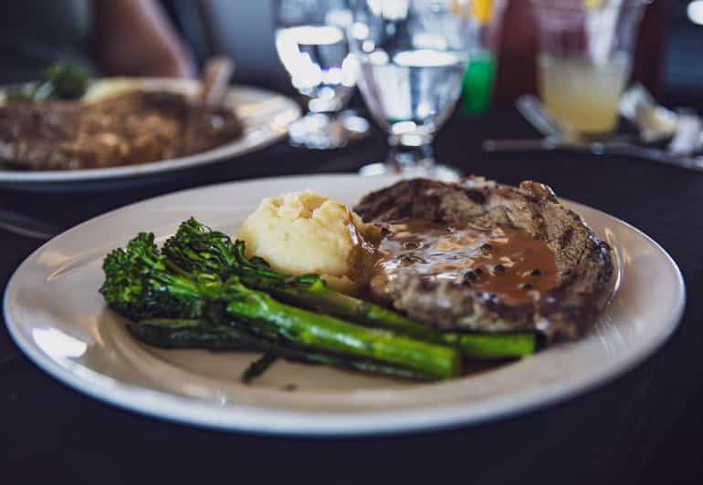 Lake Tahoe: Sunset Dinner Cruise - Dining Experience