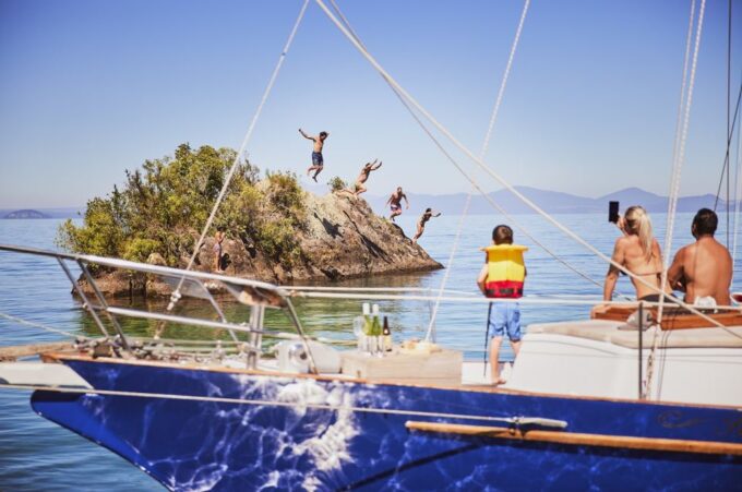 Lake Taupo: Sailing Trip to the Maori Rock Carvings - Maori Rock Carvings Exploration