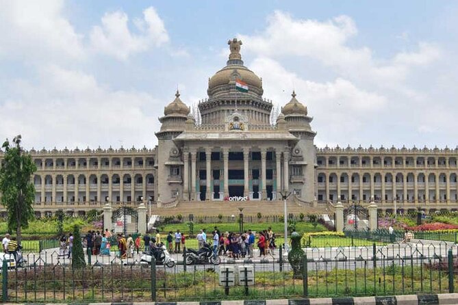 Lalbagh+Bull Temple+Tipu Palace+Market+Lunch=Bangalore City Tour - Significance of Bull Temple