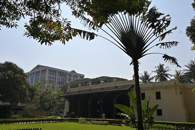 Lalbagh+Bull Temple+Tipu Palace+Market+Lunch=Bangalore City Tour - Vibrant Flower Market Visit