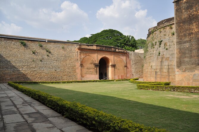 Lalbagh+Bull Temple+Tipu Palace+Market+Lunch=Bangalore City Tour - Positive Guest Reviews