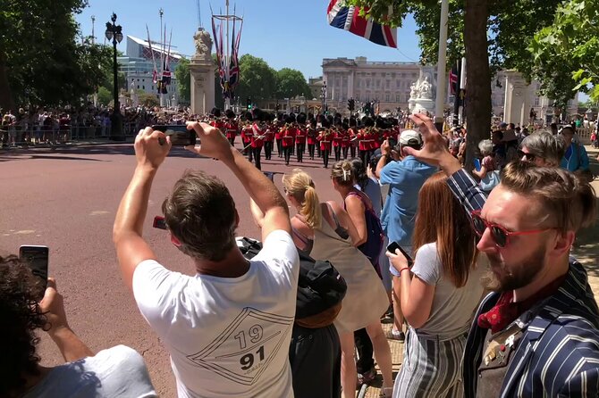 Landmarks & Gems: London Bike Ride +Historic Pub +Graffiti - Pub Visit and Discounts