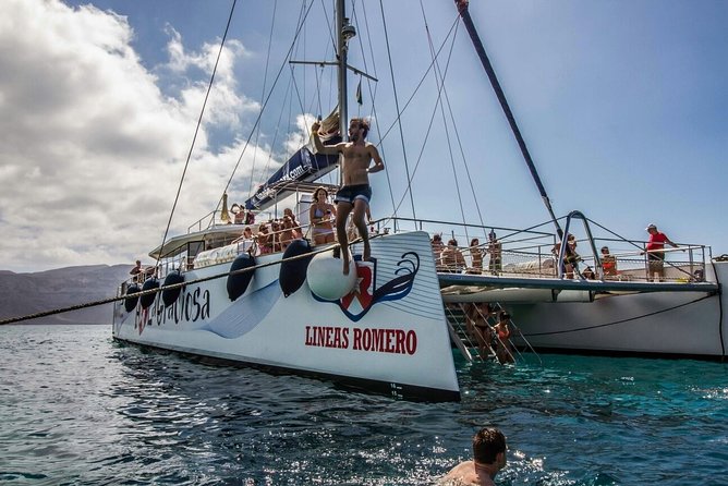 Lanzarote: La Graciosa Island Cruise With Lunch and Water Activities - Cruising Along the South Coast