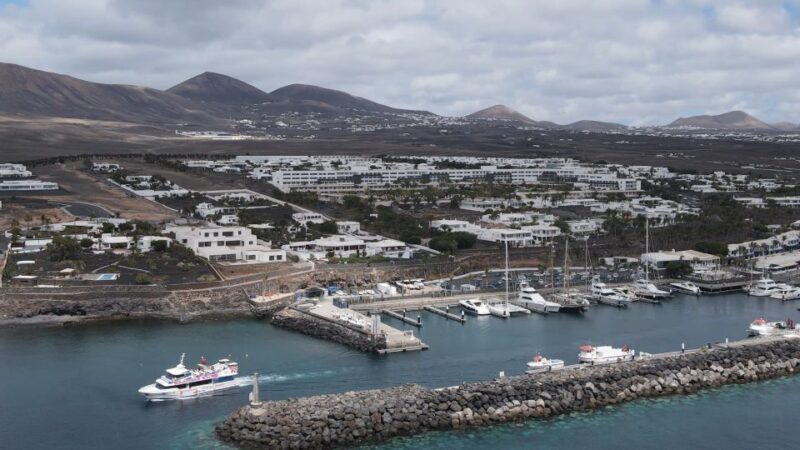 Lanzarote: Puerto Del Carmen & Puerto Calero Boat Transfer - Onboard Experience