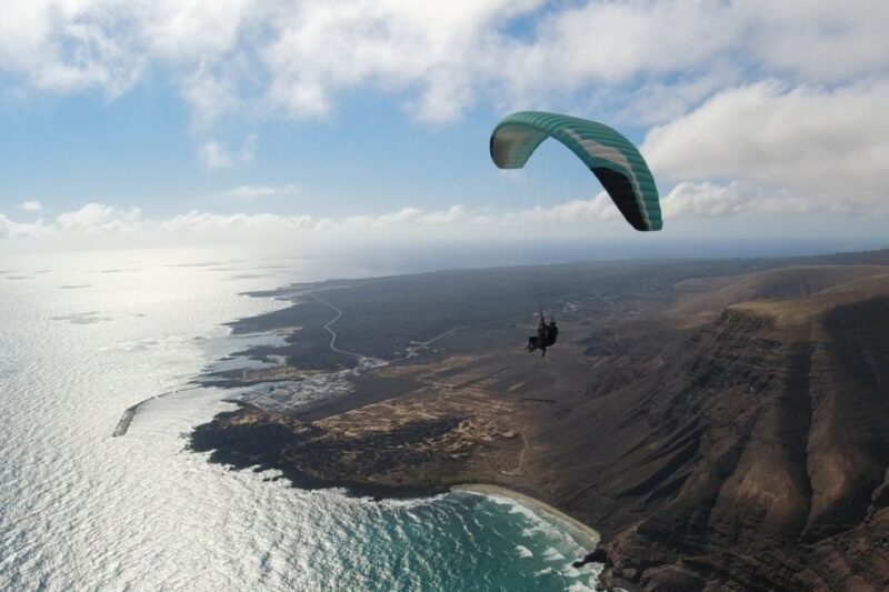 Lanzarote: Tandem Paragliding Flight Over Lanzarote - Rollercoaster Maneuvers for Advanced