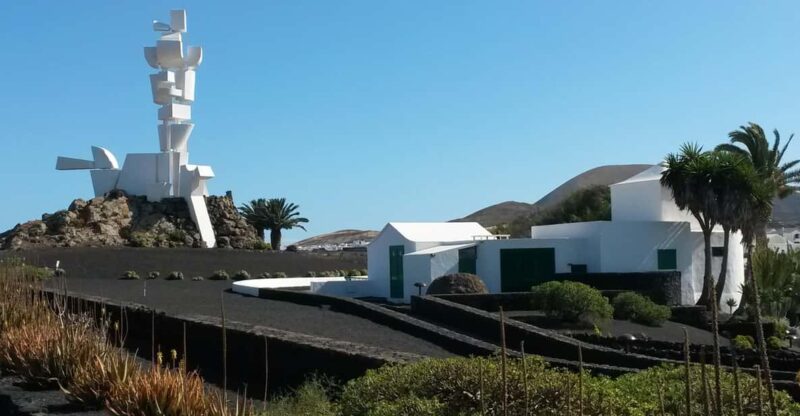 LANZAROTE'S VOLCANIC ESSENCE TOUR FROM FUERTEVENTURA - Accessibility and Meeting Point