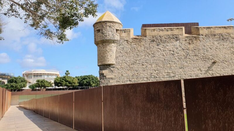 Las Palmas: Beach Promenade Self-guided Walk - Tour Features