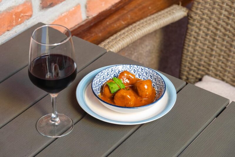 Las Palmas: Gourmet Tapas and Wine Tour in the Old Town - Accessibility and Assistance