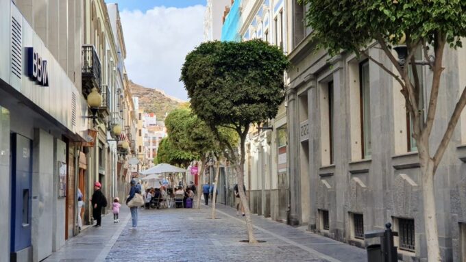 Las Palmas: Old Town Highlights Self-Guided Walking Tour - Getting There