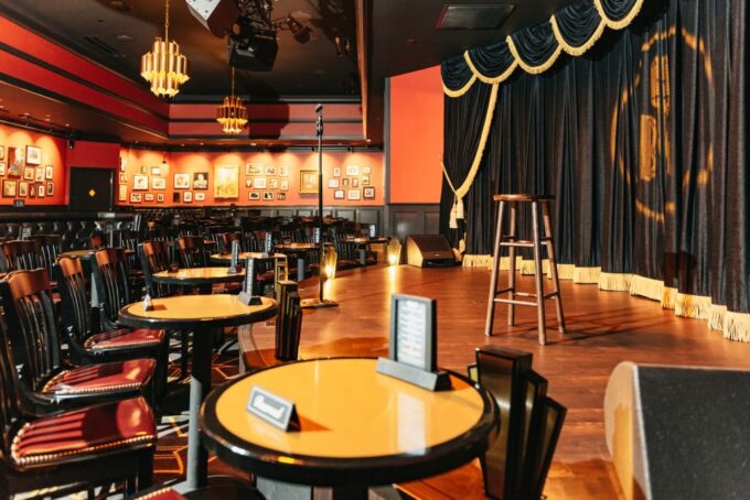 Las Vegas Strip: Brad Garrett's Comedy Club at MGM Grand - Seating Arrangements