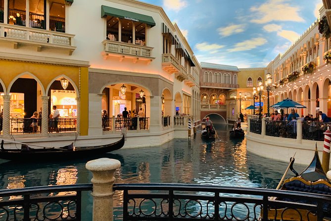 Las Vegas Tour in Spanish - Accessibility and Confirmation
