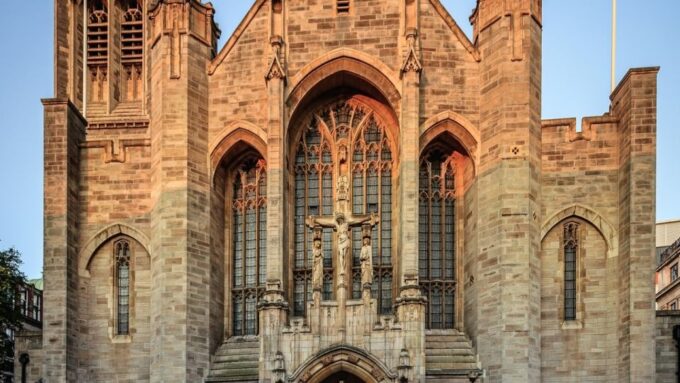 Leeds: Self-Guided Walking & Interactive Treasure Hunt Tour - Exploring the City Centre