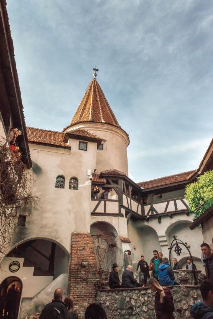 Legends&Wildlife Awaits: Draculas Castle & Bear Sanctuary - Meal and Shopping Options