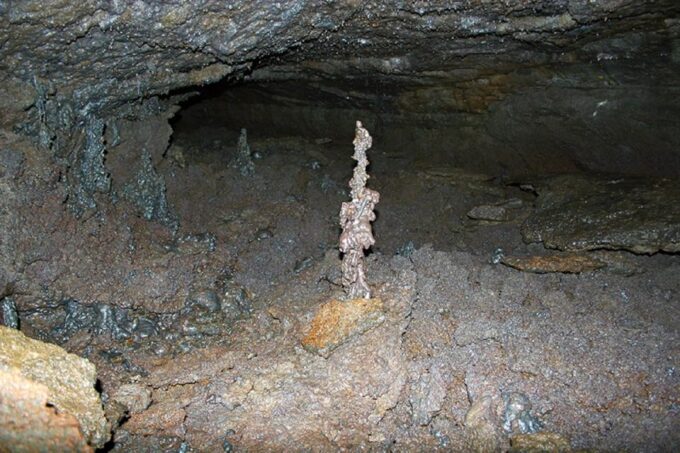 Leidarendi Cave: Lava Tunnel Caving From Reykjavik - Navigating the 900-Meter Cave