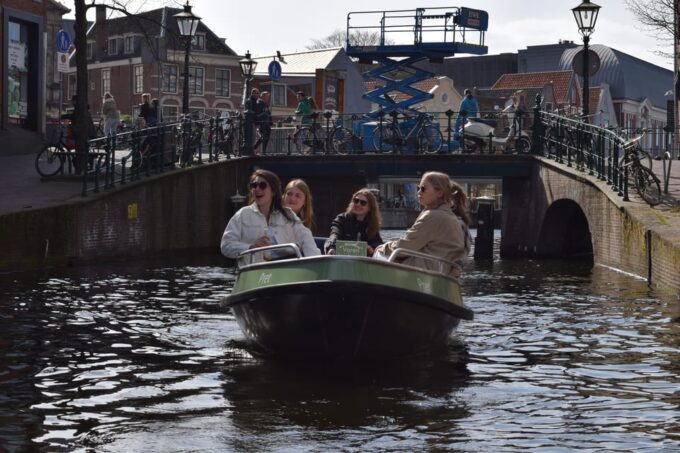 Leiden: Electric Boat Rental - Exploring Leidens Waterways