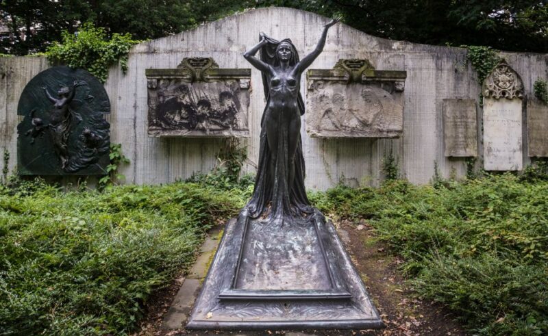 Leipzig Old Cemetery: 75-Minute Dark History Tour - Guided Exploration