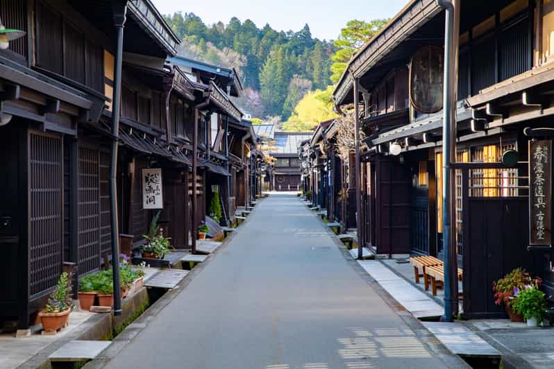 Let's Go to Takayama & Shirakawago on Public Bus! - Strolling Takayamas Old Streets