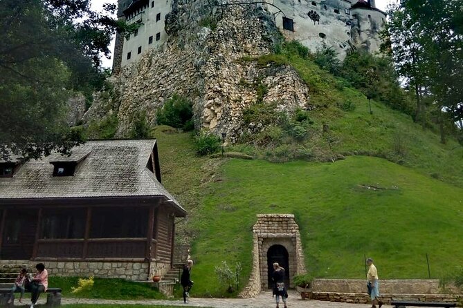 Libearty Bear Sanctuary and Draculas Castle - Day Tour From Bucharest - Group Size and Accessibility