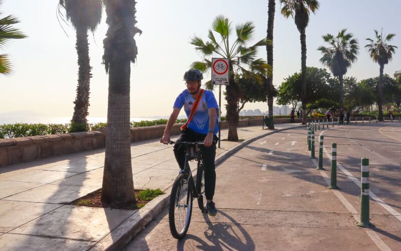 Lima: Bike Tour in Miraflores and Barranco Districts - Architecture, Parks, and Plazas