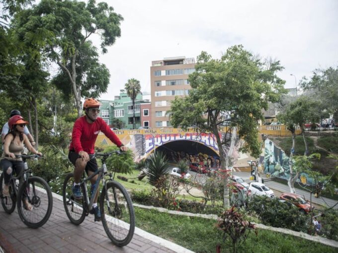 Lima: Coast Bike & Culture Tour With a Local - Exploring Miraflores