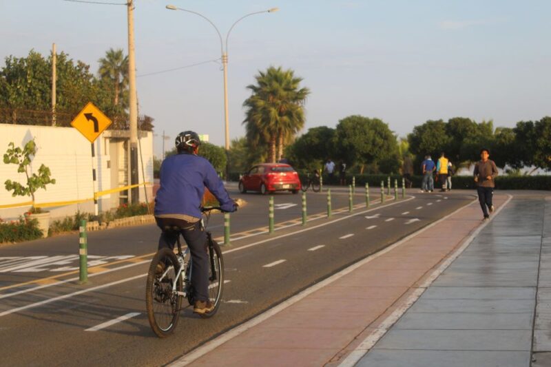 Lima: Sightseeing Bike Tour With Food and Drink Tastings - Itinerary and Experience
