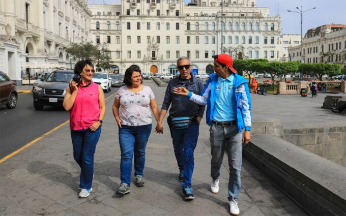 Lima: Small Group City Walking Tour With Catacombs Ticket - Tour Guide Expertise