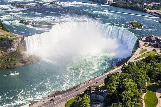Limo Tour From Toronto to Niagara (10-12 Passengers) - Private Tour and Group Size