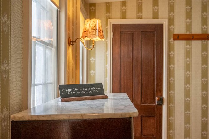Lincoln Assassination Tour With Fords Theatre and Petersen House - Visit to the Petersen House