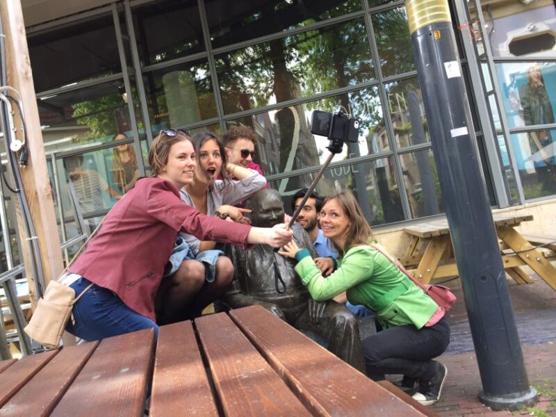 Linz: Murder Crime Game Self-Guided Interactive Tour - Capturing Group Photos